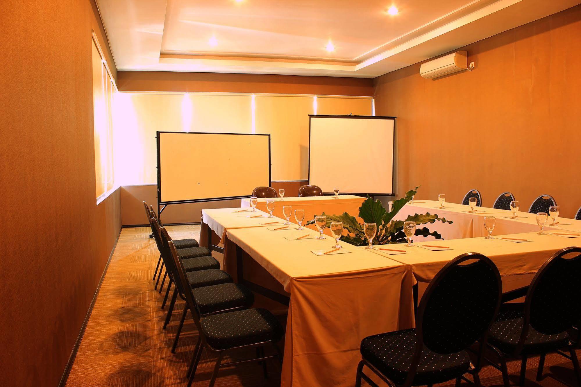 El Hotel Malang Exterior photo